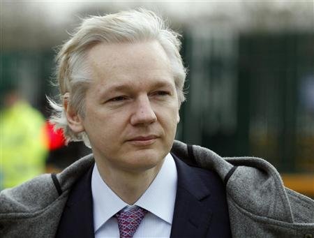 Assange, fundador do WikiLeaks, tenta permanecer em solo inglês.