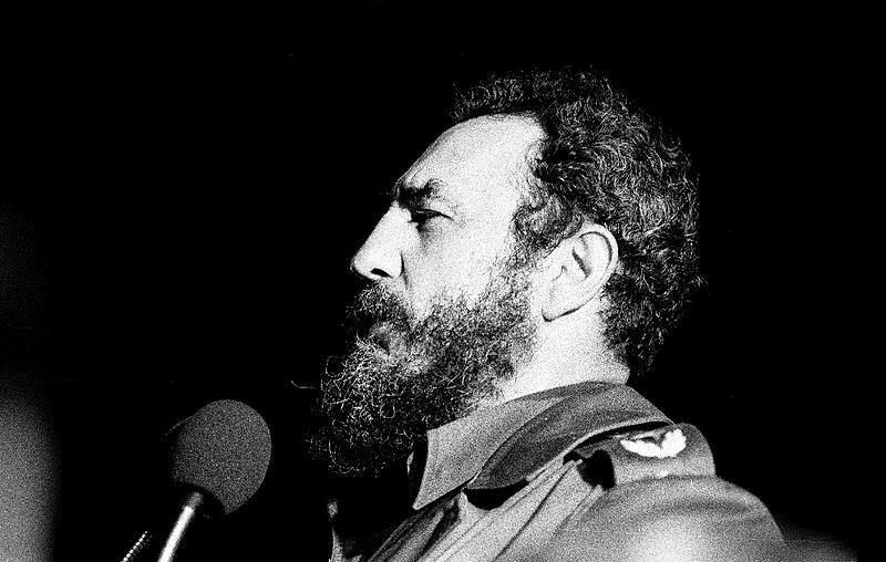 Fidel cai e a internet adentra Cuba.