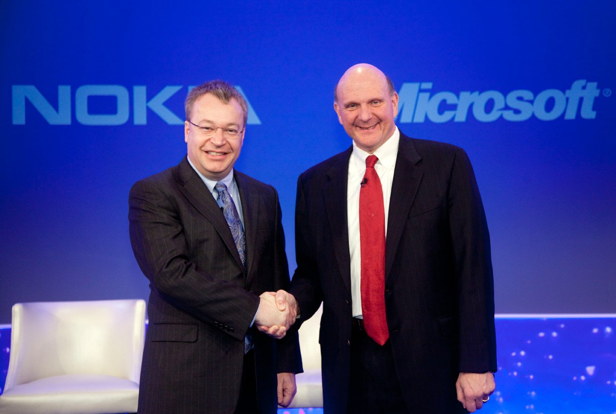 Os CEOs da Nokia e Microsoft fecham parceria. Linux vê oportunidade para crescer.