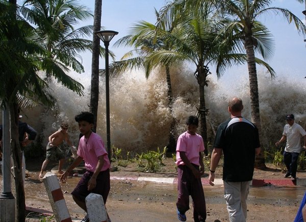 Tsunami atingindo a Tailândia em 2004