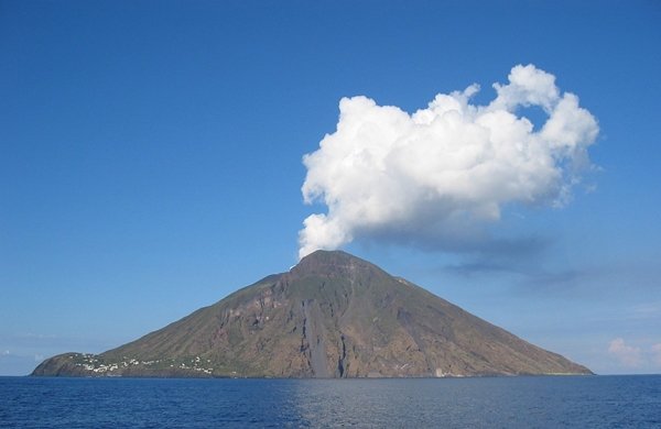 Vulcão na costa da Sicília