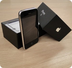 A caixa do iPhone e o celular.