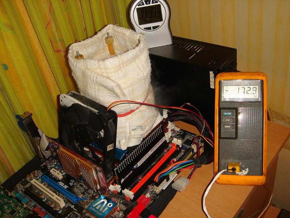 Sistema improvisado para esfriar a CPU com nitrogênio líquido
