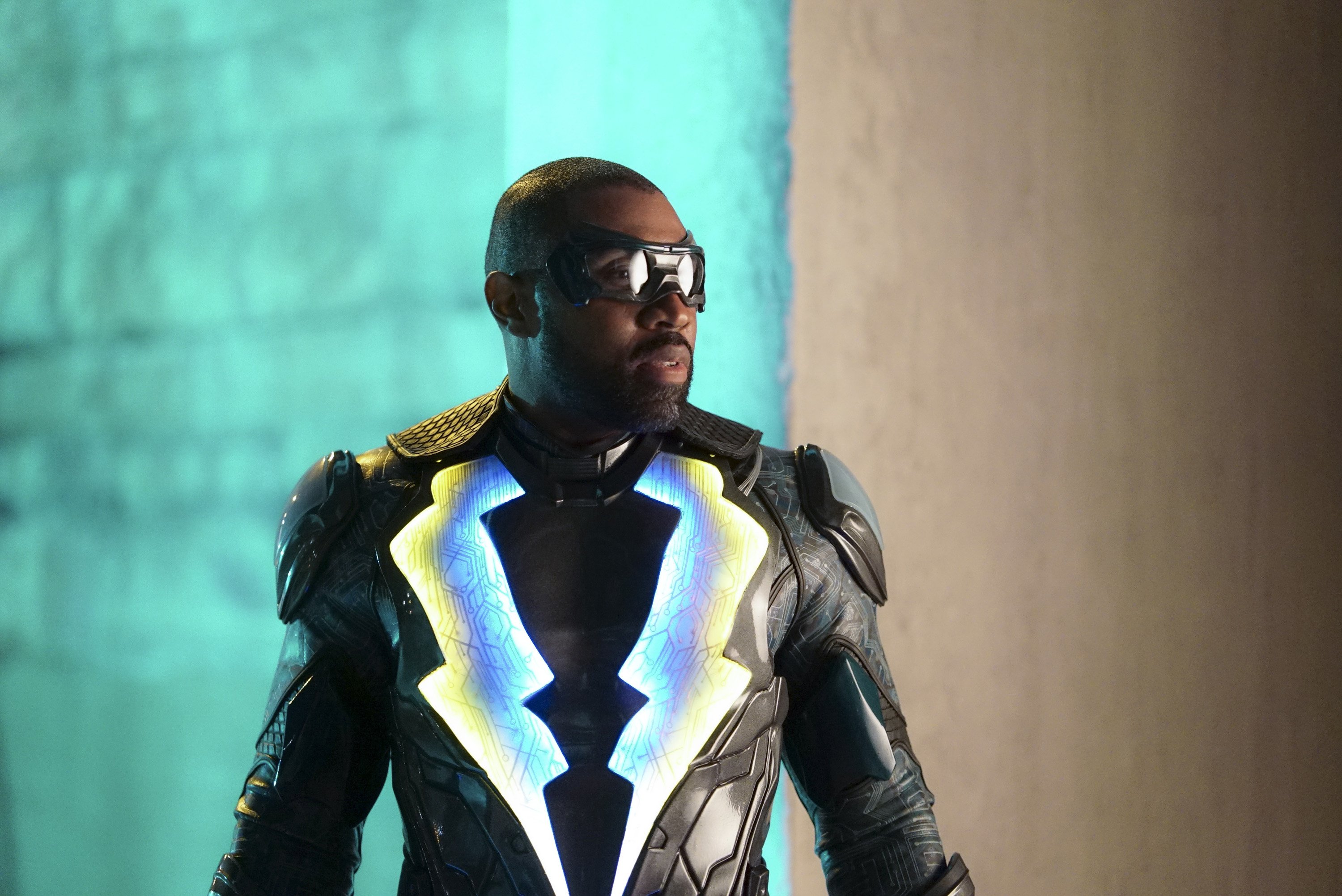 Black Lightning Raio Negro Contra Tobias Whale Em Vídeo Da 2ª